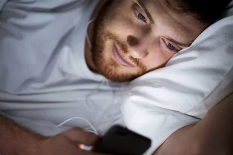 L'uso dello smartphone prima di dormire compromette la qualità del sonno