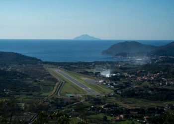 Mezzi militari all'aeroporto dell'Isola d'Elba