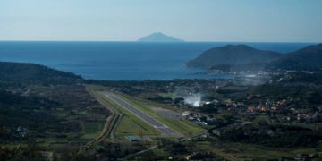 Mezzi militari all'aeroporto dell'Isola d'Elba