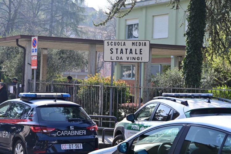 Professoressa accoltellata in una scuola di Trescore Balneario da un tredicenne