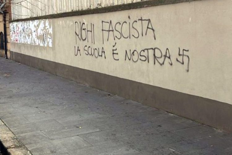 Raid vandalico al liceo Righi