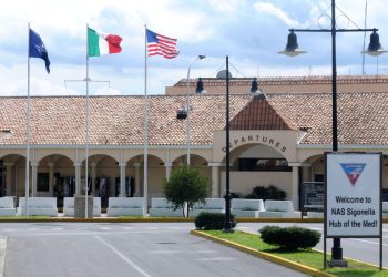 Una veduta esterna della base Usa di Sigonella in Italia