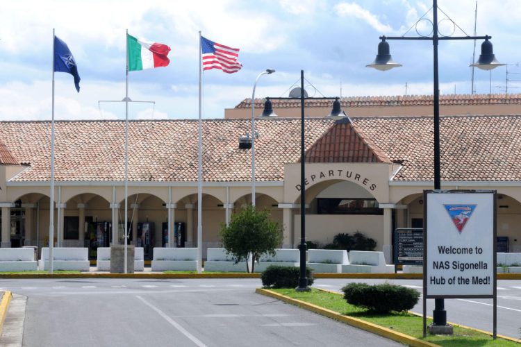 Una veduta esterna della base Usa di Sigonella in Italia