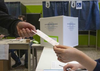 Un elettore vota in un seggio elettorale per il Referendum sulla riforma della Giustizia, a Milano, 22 marzo 2026