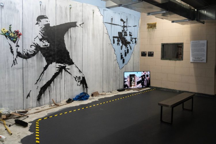 Una delle opere più famose di Banksy contro la guerra