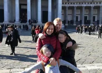 Una foto, tratta da Facebook e risalente a 8 anni fa, mostra Antonella Di Ielsi (S) e Sara Di Vita (in basso al centro)