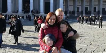 Una foto, tratta da Facebook e risalente a 8 anni fa, mostra Antonella Di Ielsi (S) e Sara Di Vita (in basso al centro)