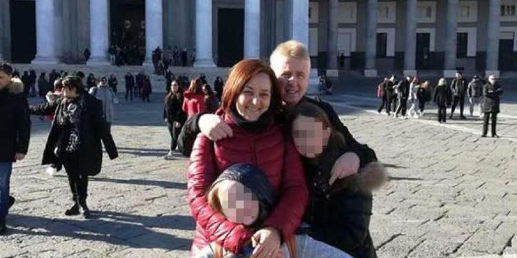 Una foto, tratta da Facebook e risalente a 8 anni fa, mostra Antonella Di Ielsi (S) e Sara Di Vita (in basso al centro)