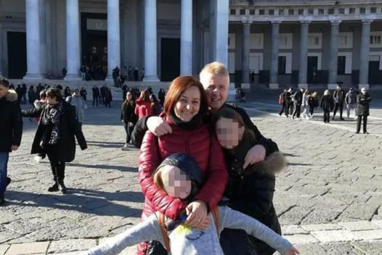 Una foto, tratta da Facebook e risalente a 8 anni fa, mostra Antonella Di Ielsi (S) e Sara Di Vita (in basso al centro)