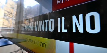 Una scheramata annuncia la vittoria del No al referendum costituzionale sulla giustizia, Genova, 23 marzo 2026.