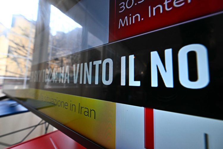 Una scheramata annuncia la vittoria del No al referendum costituzionale sulla giustizia, Genova, 23 marzo 2026.