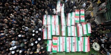 Funerali delle vittime dell'attacco alla scuola femminile in Iran