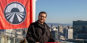 Il conduttore di Pechino Express, Costantino della Gherardesca