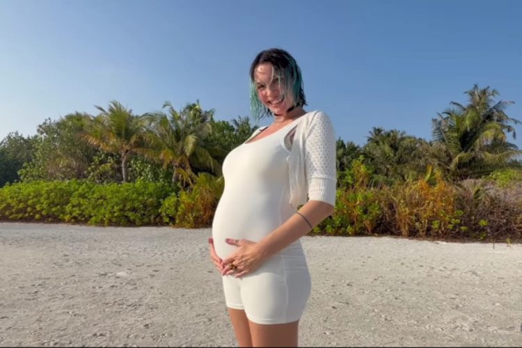 Rose Villain incinta