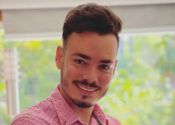 Un primo piano di Sandro Castro