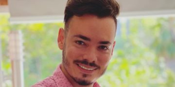 Un primo piano di Sandro Castro