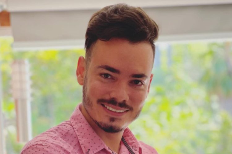 Un primo piano di Sandro Castro