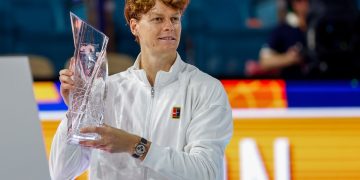 Sinner conquista Miami sotto la pioggia, ora Alcaraz è sempre più vicino