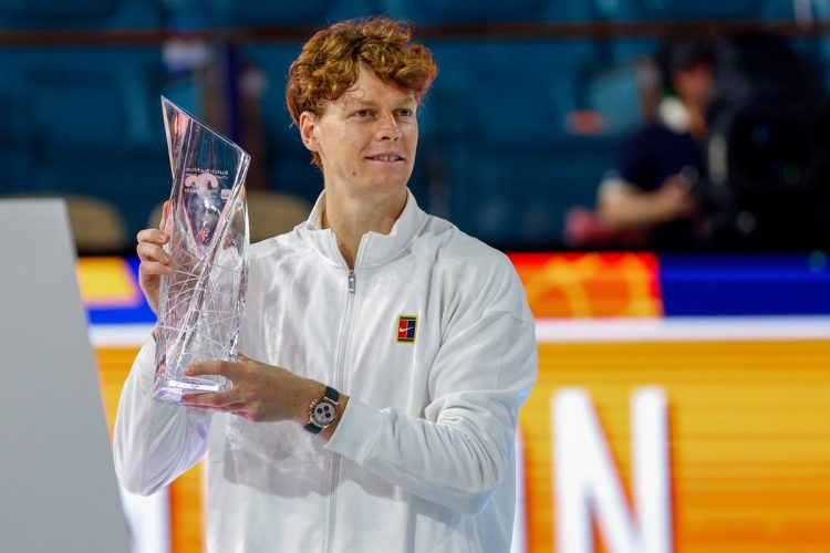 Sinner conquista Miami sotto la pioggia, ora Alcaraz è sempre più vicino