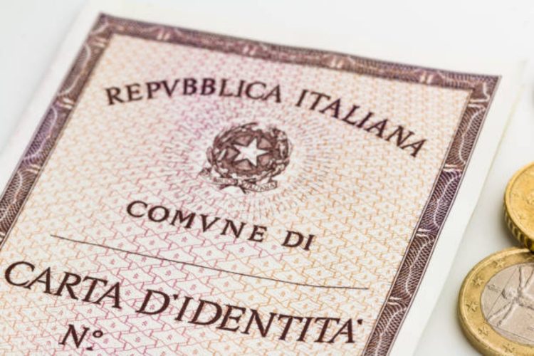 Addio alla carta d'identità cartacea