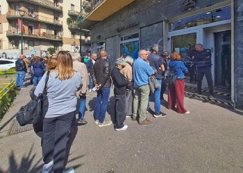Fila dei possessori delle cassette di sicurezza e correntisti davanti alla banca della Credite Agricole in cui è avvenuta la rapina