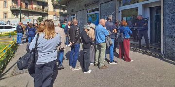 Fila dei possessori delle cassette di sicurezza e correntisti davanti alla banca della Credite Agricole in cui è avvenuta la rapina