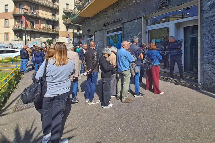 Fila dei possessori delle cassette di sicurezza e correntisti davanti alla banca della Credite Agricole in cui è avvenuta la rapina