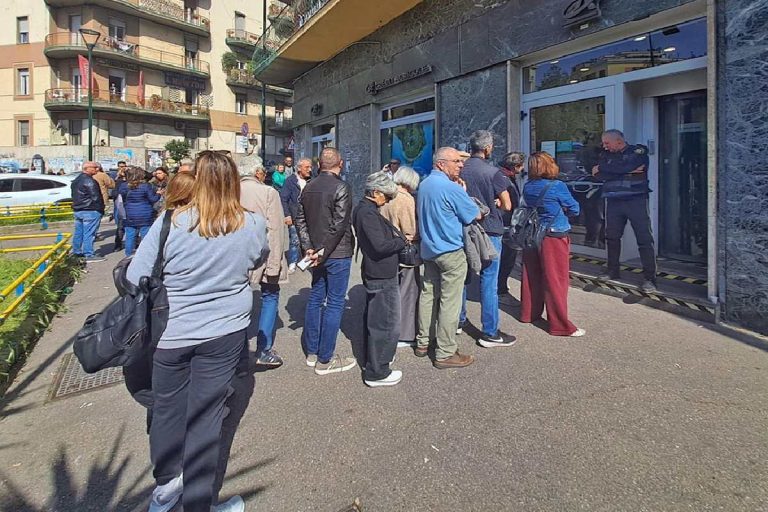 Fila dei possessori delle cassette di sicurezza e correntisti davanti alla banca della Credite Agricole in cui è avvenuta la rapina