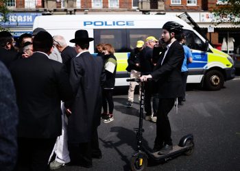 Folla sul luogo dell'accoltellamento a Golders Green