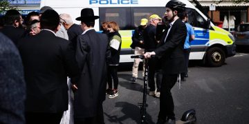 Folla sul luogo dell'accoltellamento a Golders Green