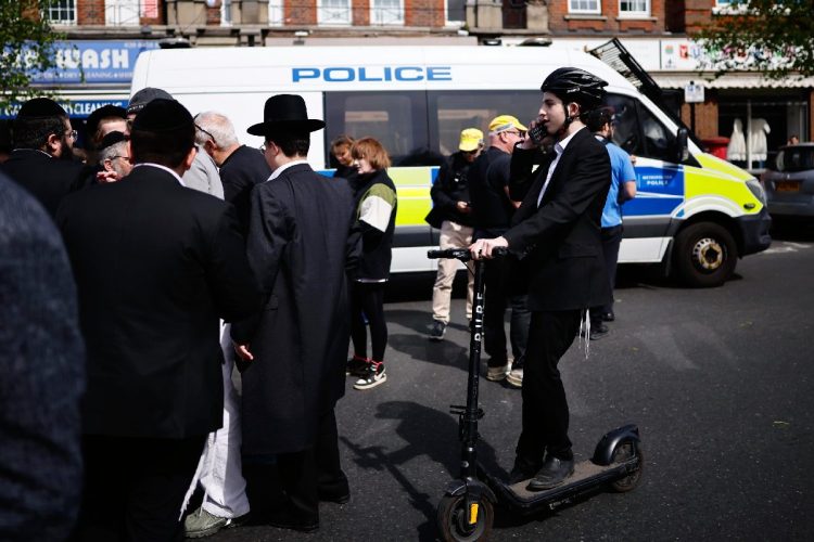 Folla sul luogo dell'accoltellamento a Golders Green