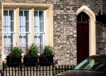 Gli Epstein files fanno tremare il governo inglese per il caso Mandelson