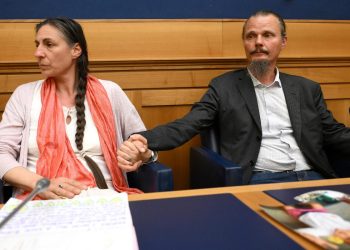 I genitori della famiglia nel bosco alla Camera