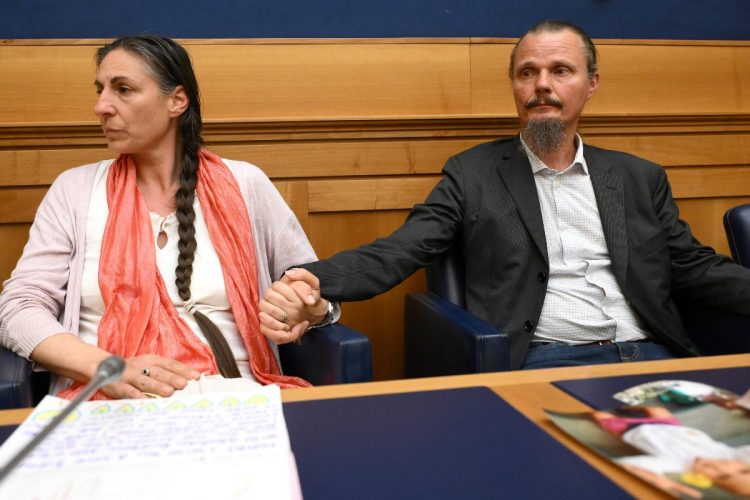 I genitori della famiglia nel bosco alla Camera