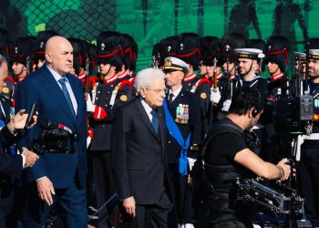 Il Presidente della Repubblica, Sergio Mattarella, e il ministro della Difesa Guido Crosetto all'Altare della Patria