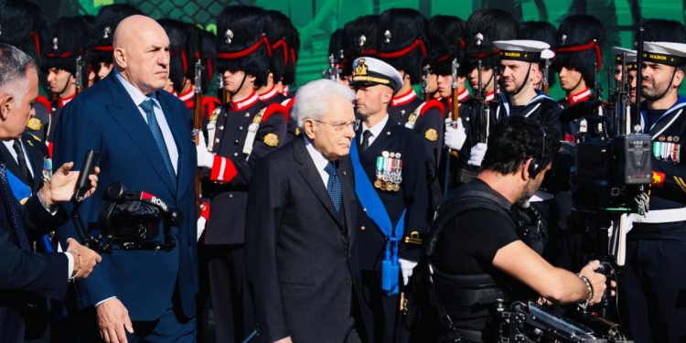 Il Presidente della Repubblica, Sergio Mattarella, e il ministro della Difesa Guido Crosetto all'Altare della Patria