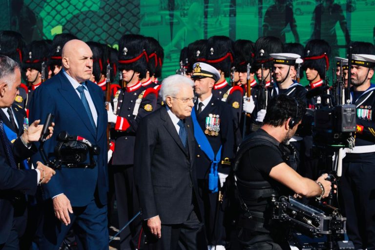 Il Presidente della Repubblica, Sergio Mattarella, e il ministro della Difesa Guido Crosetto all'Altare della Patria