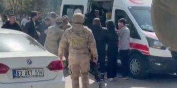 Il fermo immagine delle forze speciali di sicurezza, dispiegate presso l'istituto nel distretto di Siverek