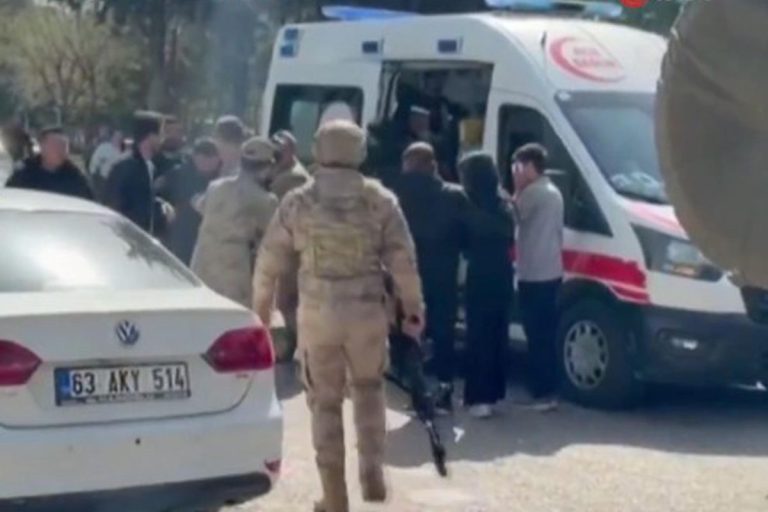 Il fermo immagine delle forze speciali di sicurezza, dispiegate presso l'istituto nel distretto di Siverek