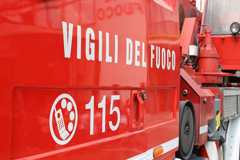 Incendio in una ditta di smaltimento rifiuti a Milano