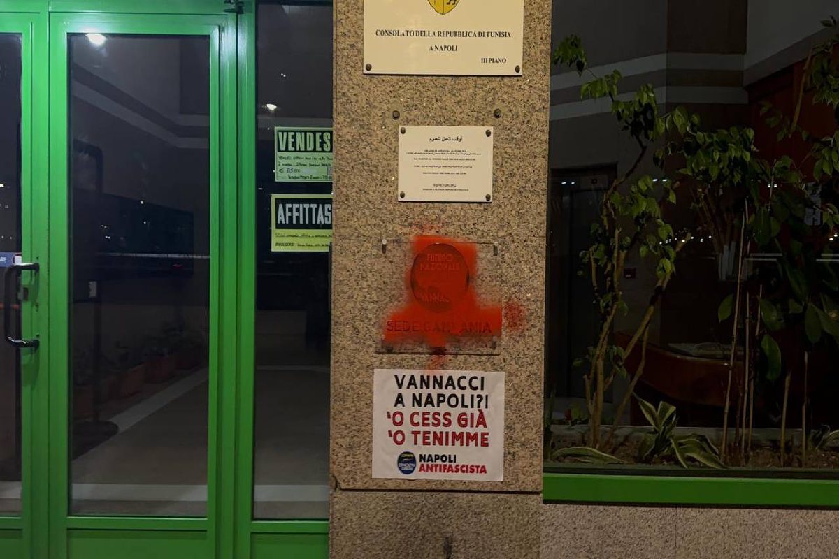 L'imbrattamento della sede del partito di Vannacci