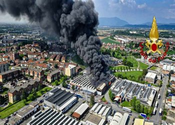 L'incendio divampato in un capannone a Beinasco