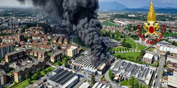 L'incendio divampato in un capannone a Beinasco