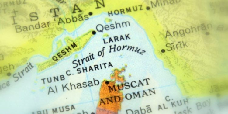 Nave attraversa lo Stretto di Hormuz