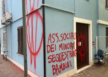 Scritte contro giudici minorili e assistenti sociali a Vasto