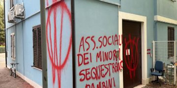 Scritte contro giudici minorili e assistenti sociali a Vasto