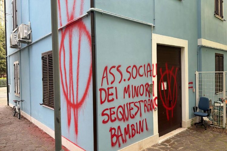 Scritte contro giudici minorili e assistenti sociali a Vasto