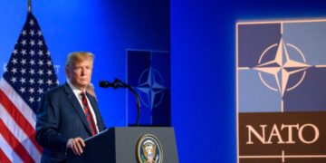 Trump attacca la Nato e medita l'uscita