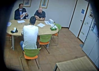 Un frame dell'esame per la conoscenza dell'italiano sostenuto all'Università per Stranieri di Perugia dal calciatore Luis Suarez