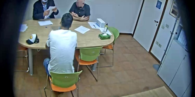 Un frame dell'esame per la conoscenza dell'italiano sostenuto all'Università per Stranieri di Perugia dal calciatore Luis Suarez